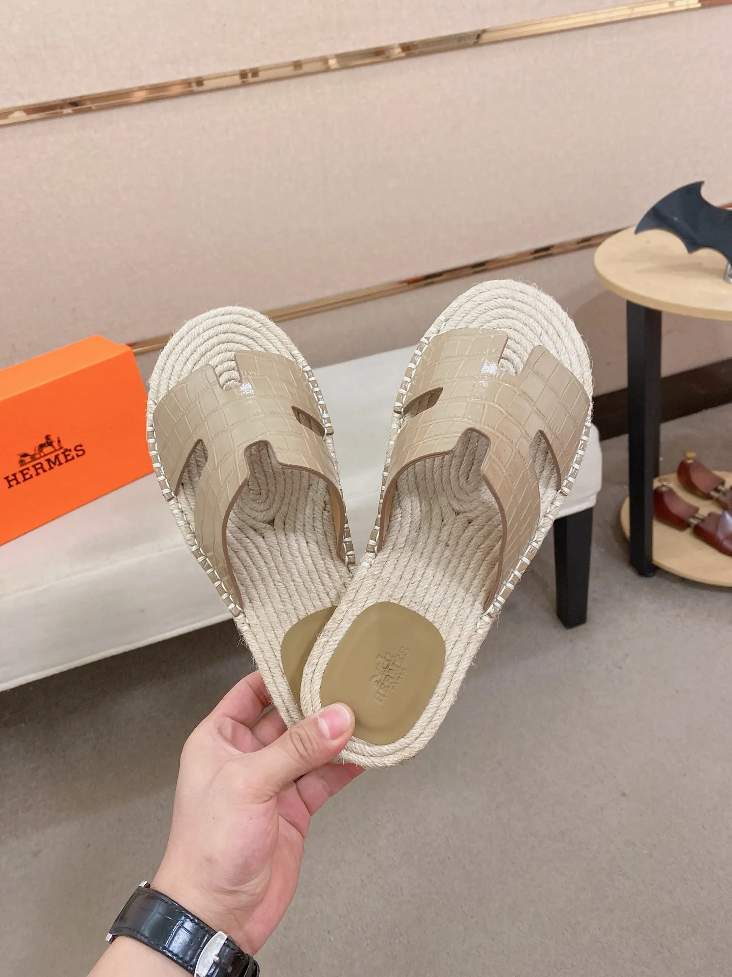 Factory price: 340💰high-end version. "HERMES" Hermès 💁♂️Men's casual slippers, compare the quality at the counter🧚🏿♂️ The upper is made of cowhide leather 🐊crocodile pattern workmanship, purely hand-drawn, raw rubber breathable and non-slip outsole, the inner is breathable and comfortable lambskin, the density is 100% comfortable, the original rubber outsole is wear-resistant and has a code number of 38-44. Can be customized 45-46-47💥🏆